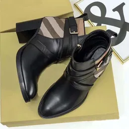 Designer Martin Desert Sapatos femininos de marca clássica vermelha, branca, preta e marrom listras contrastantes Botas de novo estilo Botas de couro da moda Sapatos de salto grosso femininos