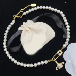 Nuovo marchio di collane femminili alla moda Catena di perle calde Collana di pianeti Collana di perle di Saturno Catena di clavicole satellitari Atmosfera punk