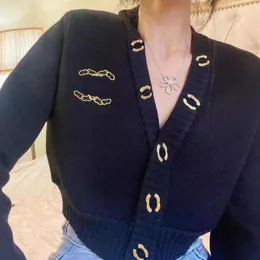 Kanal Cclies Paris Moda Kadın Sweaters Sonbahar hırka Vneck Metal Düğmesi CC Mektup Nakış Allmatch Tasarımcı Etiketi Günlük Casua Tatil Replicas Clo CC