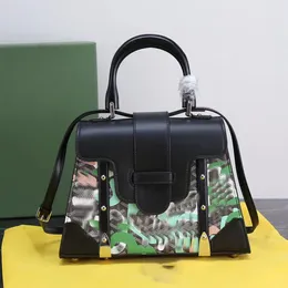 Bolsa clássica de designer de luxo original A bolsa mais recente Bolsa da moda com design minimalista de couro de bezerro de grão fino, colocação de sinais de metal Discreto caro