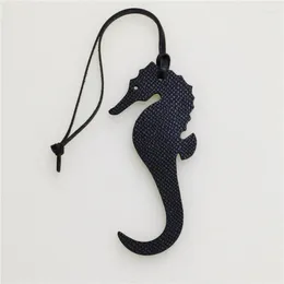 Nyckelringar Original Custom Made Cute äkta läder Hippocampus Keychain för kvinnor ryggsäck Fashion Animal Bag Charm Tillbehör