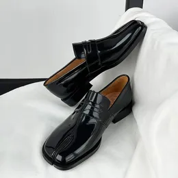 Sukienka Buty czarne butę tabi kobiety dzielone palce płaskie płaskie butę butów świni hoofe chaussure femme listure mokasyna kobieta moda zapatos de mujer 231007