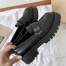 Klänningsko s derby svarta lägenheter brittisk stil casual kvinnliga sneakers damskorskor grunt mun loafers med päls mjuk 2023 231006