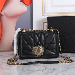 Quilting Crossbody Bag Chain Messenger Shoulder Bags Cowhide Leather Heart Shaped Internal Zipper Pocket Inside Fashion Letters Women Flap Handbags Purse