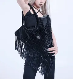 Eur och USA Street Fashion Punk Style Personlighet Rivet Tassel Design Big Size Triangle Shoulder Female Crossbody Bag