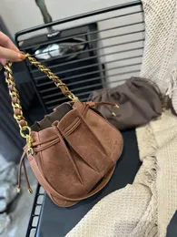 Bucket bag, no clothes to pick. Feel free to carry and go out, paired with a coat for spring and autumn