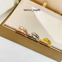 Anello da uomo e da donna Larghezza e versione stretta Anelli aperti Facile da deformare Lady Argento placcato serpente Osso leggero Modello con diamante pieno Coppia di gioielli