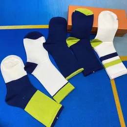 2024 Son Erkekler Çorap Spor çorapları moda kadın premium pamuk klasik mektup nefes alabilen 100 saf pamuklu siyah ve beyaz basketbol futbolu açık hediye kutusu