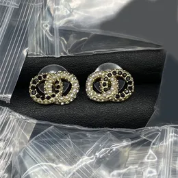 Orecchini di lusso di designer di gioielli con perni di moda placcati in argento da donna e da uomo hanno orecchini alla moda con piccoli orecchini firmati con lettera d'oro