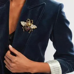 Retro Gold Color Rhinestone Bee Brooch Pin Pearl Flying Insect Brooches for Women and Men Honeybee Corsage Unisex Clothes Broach H283C