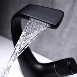 Badrumsvaskar Modern Modern kran Black Vessel FaucetCreative för matt kallt vattenblandare TAP
