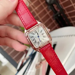 高級レディーススクエアタンクパンツー時計デザイナーの女性がプレミアムクォーツムーブメントステンレススチールブレスレットサファイアガラス腕時計を見る