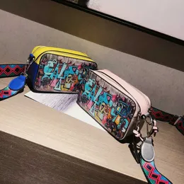 Axelväskor flickors graffiti kamerapåse ny mode tryck bred rem liten fyrkantig kvinnor personlig crossbody