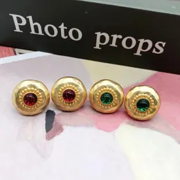 Серьги-гвоздики небольшого размера, круглые кованые для женщин и девочек, аксессуары с красными зелеными камнями