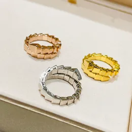2023 Geometrischer Blumenmuster-Design-Ring Brasilien Russland Retro Mode Persönlichkeit Titanstahl vergoldeter Ring für Frauen lili 03