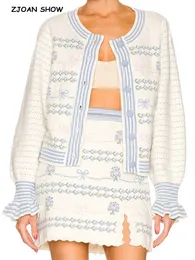 Kvinnors tröjor söta kvinnor Autumn White Blue Flower Sticked Flare Sleeve Cardigan High midje Front Slit Wave Hem mini kjol Matchande uppsättning 231009