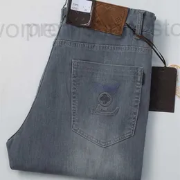 Męski projektant dżinsów 2023 Summer Nowy dym szara prosta moda Przystojna modna odporna na żelaza spodni T19W 3TMJ
