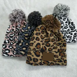 Inverno 4 colori donna Natale Cappelli uomo Viaggio ragazzo Moda adulto Berretti Skullies Chapeu Berretti Cotone Berretto da sci ragazza cappello grigio mantieni caldo intensificazione Stampa leopardata