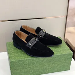 Mężczyźni Ubierz buty 2023s Oxford Flats Gold Burekle Calfskin męscy blokady gumowe czarne skórzane gumowe gumowe luksusowe designerskie biuro ślubne buty