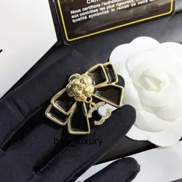 moda luksus stempla ch Brooks damska luksusowa marka desinger biżuteria diamentowa perłowa broszka kwiatowa 18k złota platana miłośnicy mody prezent na przyjęcie weselne dostęp