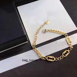 braccialetti di design di lusso di moda braccialetto classico di lusso lettera placcato oro 18 carati in acciaio inossidabile donne amanti del matrimonio regalo braccialetti accessori all'ingrosso L053