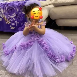 Vestito da ragazza di fiore carino Tulle Lavanda Fiori 3D Abiti da principessa Matrimonio A-line Paillettes Fiocco sul retro Festa da sogno Regalo di compleanno per bambini