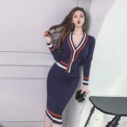 Arbetsklänningar 2023 Kvinnor Elegant Stripe Splice 2 -stycke Set kjoldräkt Korea Fall Winter Temperament Sticked Cardigan High Waist Midi Bodycon