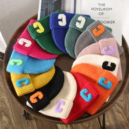 Beanie/Skull Caps 2023 New 30 Color Children's Laveled Korean Edition汎用暖かい冬の帽子秋と冬の学生帽子編みウールの手紙帽子