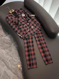 2023 Autunno rosso scozzese pantaloni a due pezzi set manica lunga con risvolto con risvolto in rilievo blazer top con pantaloni lunghi set abiti a due pezzi D3O071355