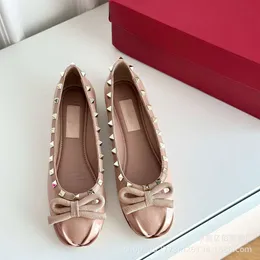 Alla hjärtans högkvalitativa skor sko designer klackar satin ballerinas med tononton studs runda huvud veckad silkes bågsko platt botten nitad balett da