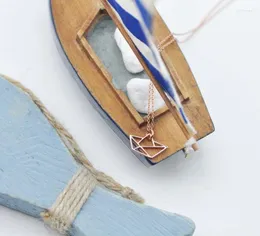 ペンダントネックレス30ラッキーホローオリガミ小さなヨットナビゲーションボートチェーンネックレス幾何学的なセーラービーチ鎖骨ジュエリー