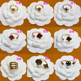 Top-Qualität Designer-Marken-Buchstaben-Ring Kupfer-Buchstaben-Band-Ringe Kristallrhinestone-Art- und Weisefrauen-vierblättriges Kleeblatt-Blumen-Hochzeits-Schmuck-Partei-Geschenk-Kasten