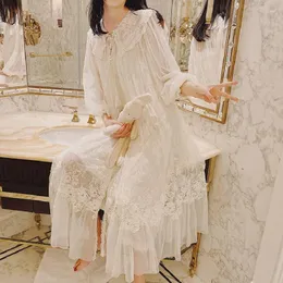 Indumenti da notte da donna Vintage Luxury White Lace 2 pezzi Set di vestaglie Camicia da notte da principessa Camicia da notte stile retrò Lady francese della corte reale
