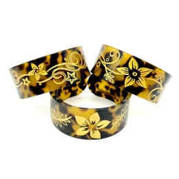 Charm-Armbänder Blumen-Frauen-Armband-Armband mit Plumeria-Blumen-Acryl-Manschetten-Armbändern für Polynesien-Pazifik-Tropeninseln 231009