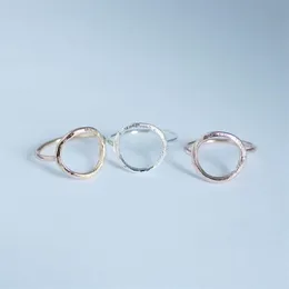 Prosty szczotkowany srebrny kolor Karma Pierścienie dla kobiet Trendy Round Party Wedding Pand Biżuteria Trwałe pierścienie Bijoux R027336N