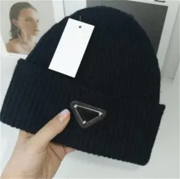 Moda Tasarımcı Beanie Hat Kadınların Şapka Erkek Şapkası Sonbahar Kış Sıcak Kabarık Şapka Dış Mekan Örme Şapka Çeşitli Renkler