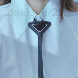 Cravatte Designer Uomo Donna Moda Fiocco in pelle Triangolo invertito Lettera Accessori quotidiani Regalo fidanzata Intero 4 colori317z