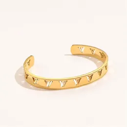 Novo estilo pulseiras mulheres pulseira de luxo designer carta jóias 18k banhado a ouro aço inoxidável amantes do casamento presente pulseiras wholes286t