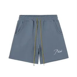 pantaloncini rossi premium con scritta RH ricamata sul davanti, doppie tasche laterali e tasca posteriore personalizzata con motivo Chevron193m