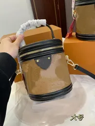 2023 Ny Facai Tong Bucket Bag Versatil modedesigner axel crossbody väska internet kändis kvinnors väska halvmåne lätt vård presentförpackning förpackning