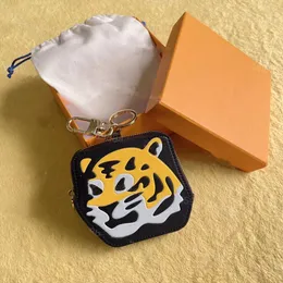 Designer märke kvinnor nyckel plånböcker lyxdesigner damer blixtlås mynt pursar tiger plånböcker med nyckelringbrun bokstäver män anka pursar väskor totes hängen charms