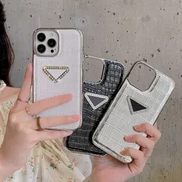 Luxury Bling Rhinestone Triangle Designer Phone Case for iPhone 15 14 13 12 Pro Max 11 Fashion Crocodile PU Leather Back Shell Electroplate Shell