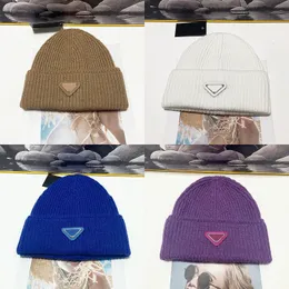 Hattar designers män kvinnor unisex svart beanie klassisk delikat bärbar med bokstäver cappelli trendig vinter mjuk stickhuv för kvinna vinter utomhus pj019