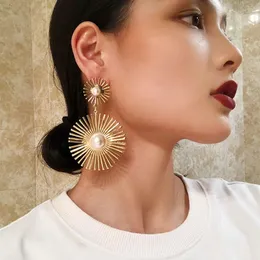 des boucles d 'Oreilles 유럽 및 미국 새로운 패션 진주 귀걸이 금속 중공 꽃 이어링 여성 쇼 스타일 238s