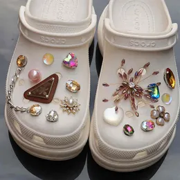 سلاسل أحذية المجوهرات DIY مصمم راينستون فتاة هدية لؤلؤة إلغاء الالتهاب الفراشة سحر برشامات برشامات CROC2183