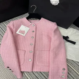 2024 디자이너 여성 재킷 이른 봄 새로운 스타일의 유명 스타일 컬러 짠 트위드 둥근 목 코트 먼지 가방이없는 브로치 브랜드 브랜드 Desig Clothing