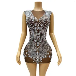 STAGE WEAR BROWN MESH Silver Crystals Mini Dress Evening Party Celebrate Outfit Sexig transparenta strass ärmlösa klänningar Dingzhu