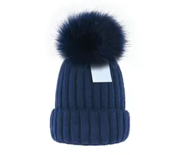 Ucuz Bütün Beanie Yeni Kış Kapakları Örme Şapkalar Kadın Bonnet Kalın Beanies Gerçek Rakun Kürk Ponponları Sıcak Kız Kapakları Pomp75024795237