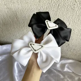 Fashion Designer Black Metal Triangle Lovely Girls Hair Clips Barrettes Accessory Hair Bows Flower Clip Brand Letter Girl Clippers for Women 4Colors