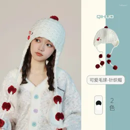 Berets Korean Button Hairball winddichter Gehörschutz Strickmütze Damen Herbst und Winter vielseitige Schnürung süße warme Bombermützen